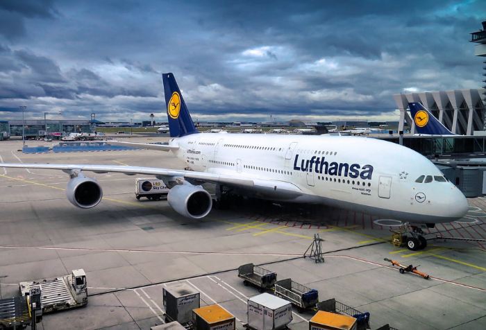 Air freight cargo loading for international shipping
