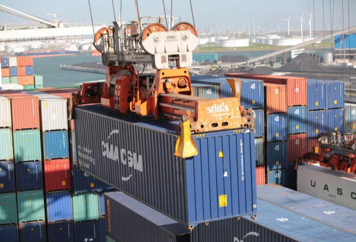Container crane loading FCL cargo