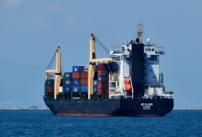 Port handling and customs clearance for sea freight